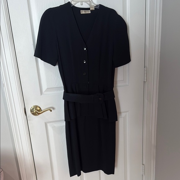VINTAGE belted Liz Claiborne Black Sheath Midi Dress V-Neck size 8 - Picture 1 of 4